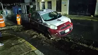Taxi se queda atascado en una obra inconclusa de la colonia Kalá en Campeche