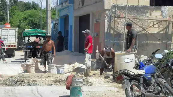 Por la fecha, los albañiles de Yucatán ponen altares en honor a la Santa Cruz en los lugares donde laboran Por la fecha, los albañiles de Yucatán ponen altares en honor a la Santa Cruz en los lugares donde laboran