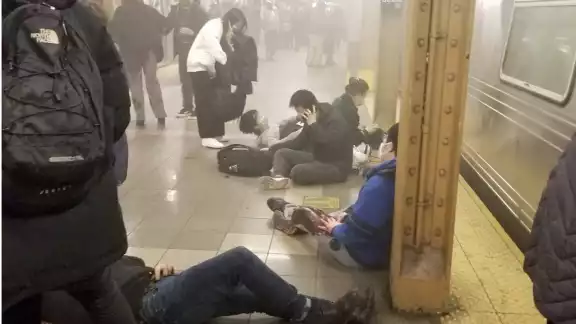 El tiroteo en el metro de Nueva York generó caos, las personas heridas tuvieron que ser trasladadas a hospitales cercanos, la policía ya investiga el ataque El tiroteo en el metro de Nueva York generó caos, las personas heridas tuvieron que ser trasladadas a hospitales cercanos, la policía ya investiga el ataque