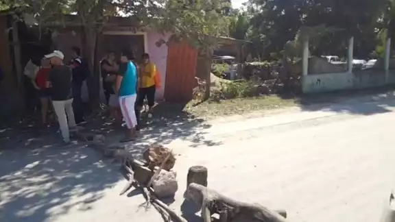 Acusan que su paso constante ha derivado en daños en las vías, por lo que lo impidieron.