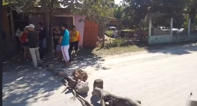 Acusan que su paso constante ha derivado en daños en las vías, por lo que lo impidieron.