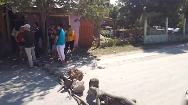 Acusan que su paso constante ha derivado en daños en las vías, por lo que lo impidieron.