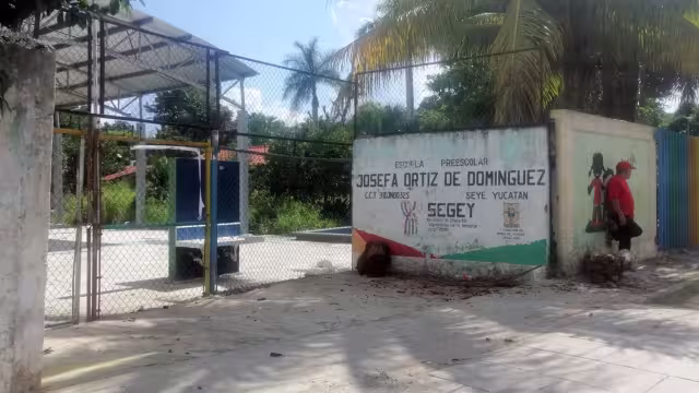 Los planteles solo piden que acudan los papás para evitar contagios