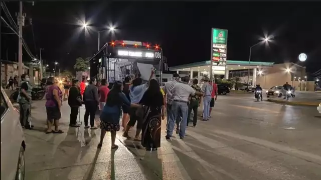 La unidad 086 fue detenida por los manifestantes de la colonia.