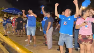 Aficionados de Campeche se reúnen en la Glorieta a Justo Sierra Méndez para celebrar el triunfo de Cruz Azul