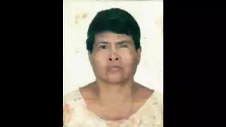 La mujer presenta catarata en el ojo izquierdo como seña particular