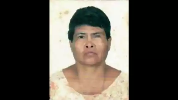 La mujer presenta catarata en el ojo izquierdo como seña particular La mujer presenta catarata en el ojo izquierdo como seña particular