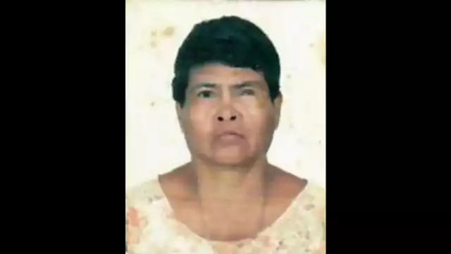 La mujer presenta catarata en el ojo izquierdo como seña particular