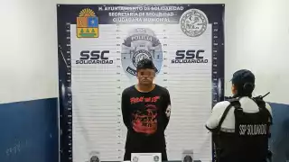 En sus pertenencias se encontraron 25 bolsas de posible droga y un celuar