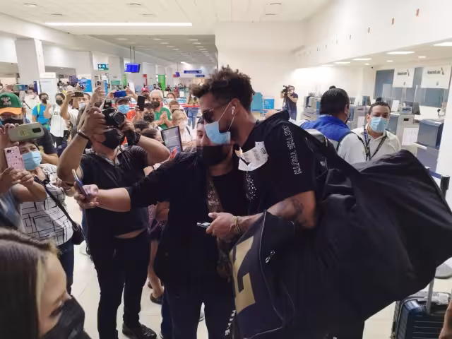 Amantes del béisbol le dieron la bienvenida a los peloteros con fotos y abrazos