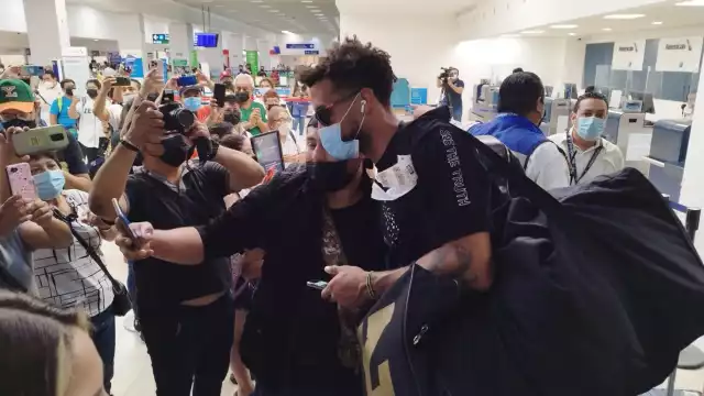 Amantes del béisbol le dieron la bienvenida a los peloteros con fotos y abrazos