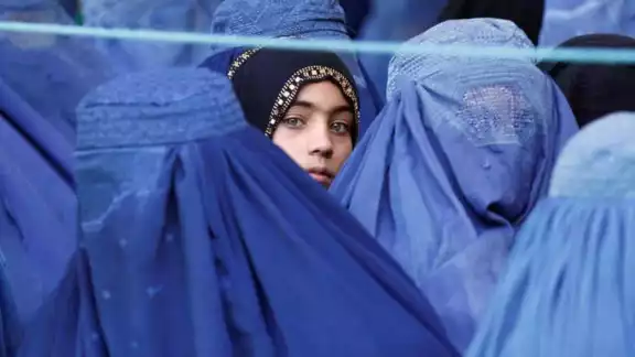 La mujer afgana bajo el Régimen Talibán puede ser severamente castigada o asesinada por mostrar hasta 2 cm de piel