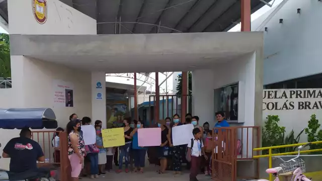Padres de familia pidieron a la CFE, Segey y SEP que resuelva los problemas en la escuela primaria de Chocholá