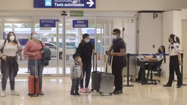 El primer vuelo que llegó adelantado es el 572 de Volaris de la ciudad de México a las 06:45
