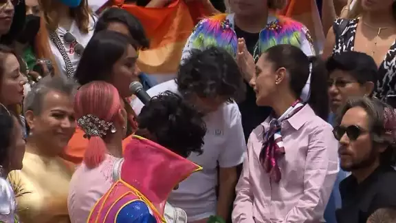 Claudia Sheinbaum acudió a la Marcha LGBT+ en CDMX Claudia Sheinbaum acudió a la Marcha LGBT+ en CDMX
