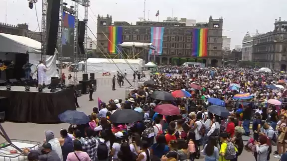 Miles de personas se reúnen en el Zócalo de CDMX Miles de personas se reúnen en el Zócalo de CDMX