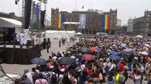 Miles de personas se reúnen en el Zócalo de CDMX