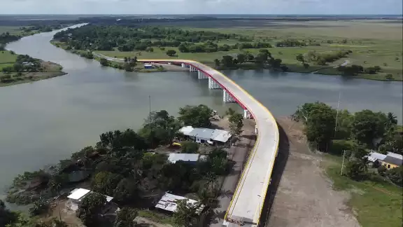 El puente de Quintín Arauz tiene una longitud de 852 metros y está ubicado en Centla, Tabasco El puente de Quintín Arauz tiene una longitud de 852 metros y está ubicado en Centla, Tabasco
