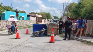 Mototaxi vuelca tras chocar contra una camioneta en Umán; hay tres personas lesionadas