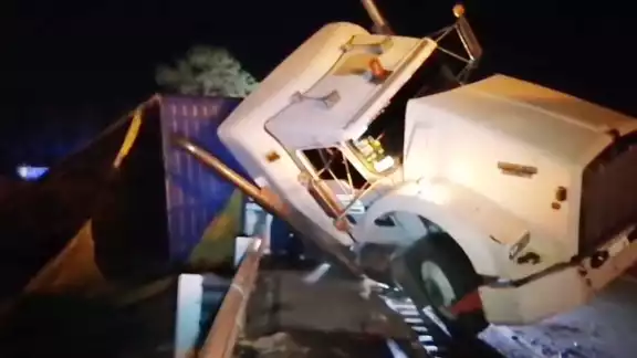 El chofer resultó ileso luego de volcar, pero la unidad presentó daños en toda la estructura