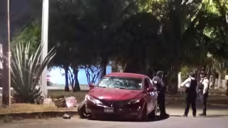 Automovilista termina sobre la banqueta tras chocar con motociclista en Chetumal