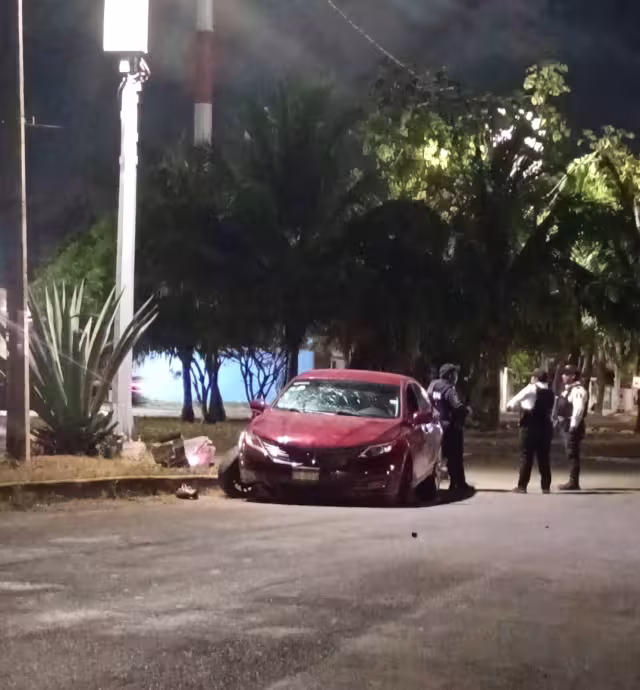 Aparatoso choque en Las Américas deja auto incrustado en glorieta de Chetumal