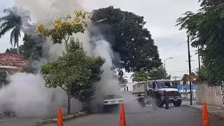Auto se incendia sobre Circuito Colonias en Mérida cuando padre llevaba a su hijo a la escuela