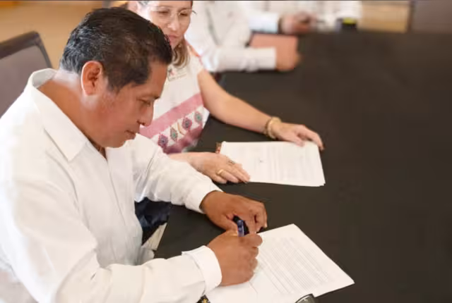 Simón Caamal firmó con Xcaret un acuerdo que le dejó 15 mdp de ganancia. El autonombrado Presidente del Gran Consejo Maya, sin informar a las comunidades, sigue interponiendo recursos de queja a su nombre