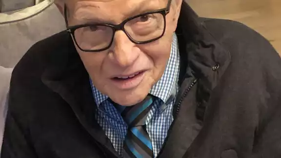 El presentador era famoso por su forma de vestir y por las entrevistas que hacía El presentador era famoso por su forma de vestir y por las entrevistas que hacía