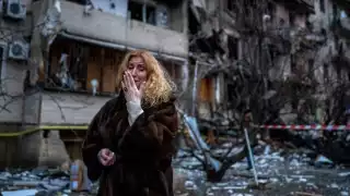 Son miles de ciudadanos ucranianos desesperados por abordar un tren que los saque de su país