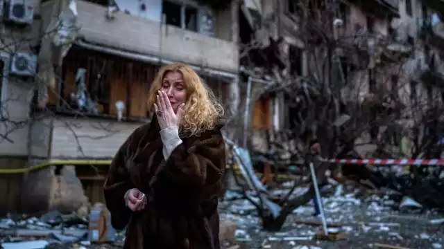 Son miles de ciudadanos ucranianos desesperados por abordar un tren que los saque de su país