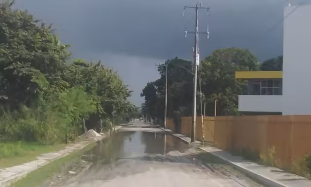 Ciudadanos exigen obras pluviales para evitar accidentes en calles inundadas