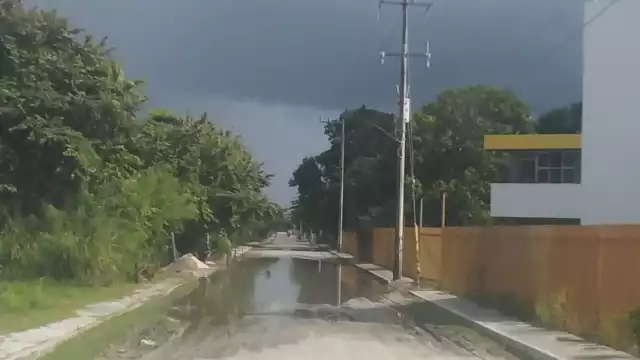 Ciudadanos exigen obras pluviales para evitar accidentes en calles inundadas