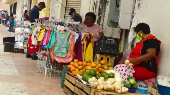 Los pequeños comercios se encuentran inconformes con el ambulantaje, ya que estos no pagan luz, agua, predial, etc Los pequeños comercios se encuentran inconformes con el ambulantaje, ya que estos no pagan luz, agua, predial, etc