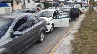 Las unidades permanecieron estacionadas en el carril de alta velocidad del Boulevard Colosio mientras los choferes llegaban a un acuerdo