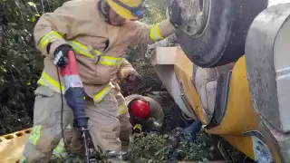 Rescatan a persona prensada debajo de una pipa en la carretera Cancún-Mérida