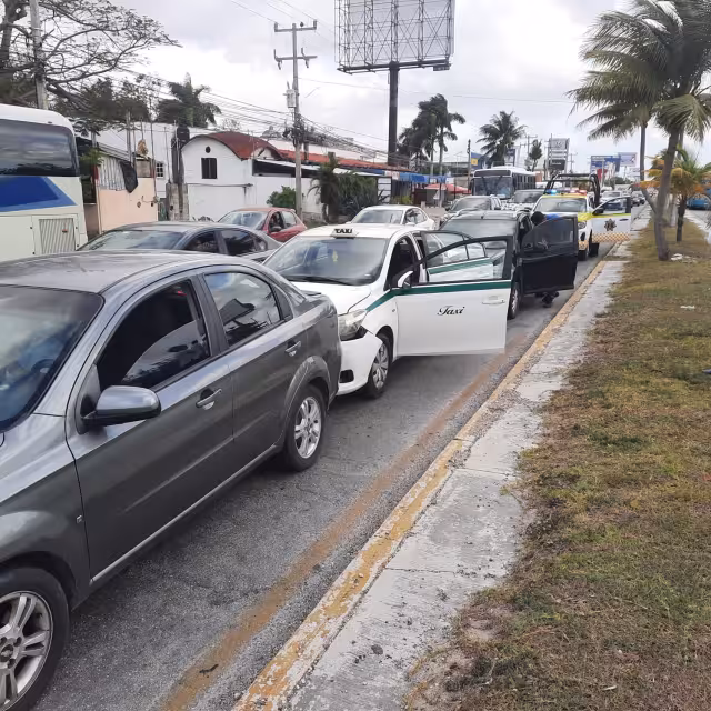 Las unidades permanecieron estacionadas en el carril de alta velocidad del Boulevard Colosio mientras los choferes llegaban a un acuerdo