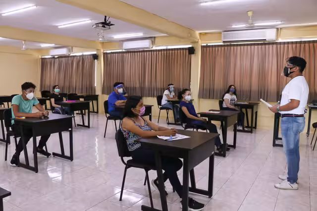 Solo de las escuelas públicas hay alrededor de 22 mil docentes, más los de las escuelas privadas