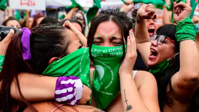 Francia consagra el derecho al aborto en su Constitución