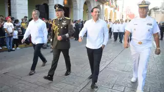El gobernador Mauricio Vila participó en el desfile en Mérida