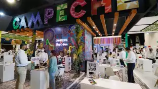 El stand de Campeche lucia con colores vivos que apelaban a su cultura