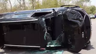 Volcadura de un auto en la vía Conkal-Chicxulub Puerto deja tres lesionados
