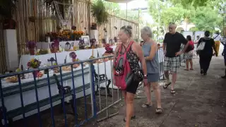 Turistas extranjeros son los principales asistentes en el altar monumental
