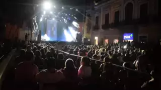 Los meridanos se han dado cita para escuchar a Fey la noche de este domingo