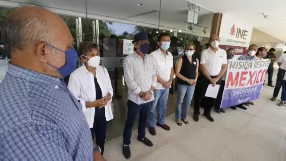Varias asociaciones civiles llegaron al INE para protestar