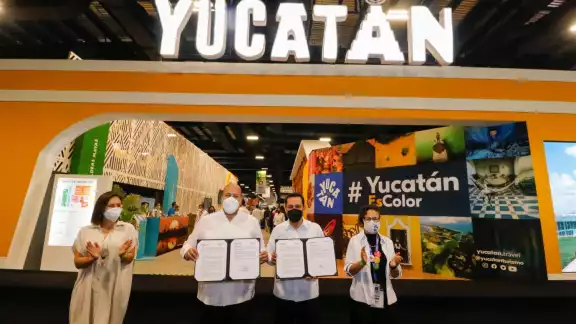 La firma del convenio se llevó a cabo tras el corte del listón inaugural del evento que tiene como sede el Centro de Convenciones Yucatán Siglo XXI. La firma del convenio se llevó a cabo tras el corte del listón inaugural del evento que tiene como sede el Centro de Convenciones Yucatán Siglo XXI.