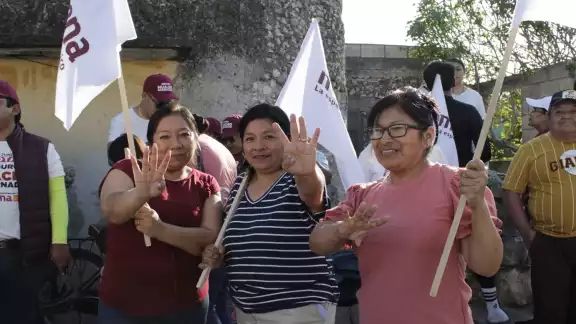 Militantes acompañan a Joaquín Díaz Mena en su caminata en Tixpéhual