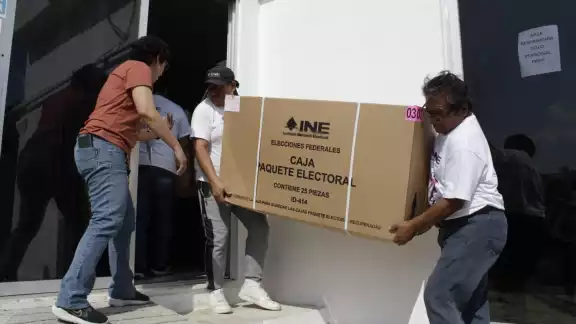 Es el primer paquete electoral de un total de dos, los que viajan sin resguardo policiaco Es el primer paquete electoral de un total de dos, los que viajan sin resguardo policiaco