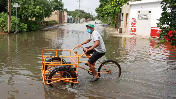 El Huracán se localiza a 508 km al sureste de la entidad. Foto: Por Esto! El Huracán se localiza a 508 km al sureste de la entidad. Foto: Por Esto!