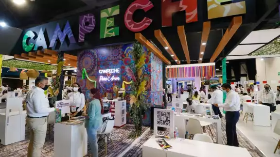 El stand de Campeche lucia con colores vivos que apelaban a su cultura